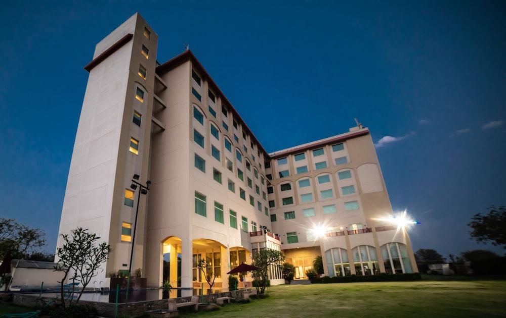 מלון Ramada By Wyndham Jaipur Jaisinghpura מראה חיצוני תמונה