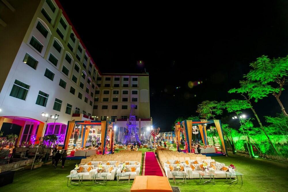 מלון Ramada By Wyndham Jaipur Jaisinghpura מראה חיצוני תמונה