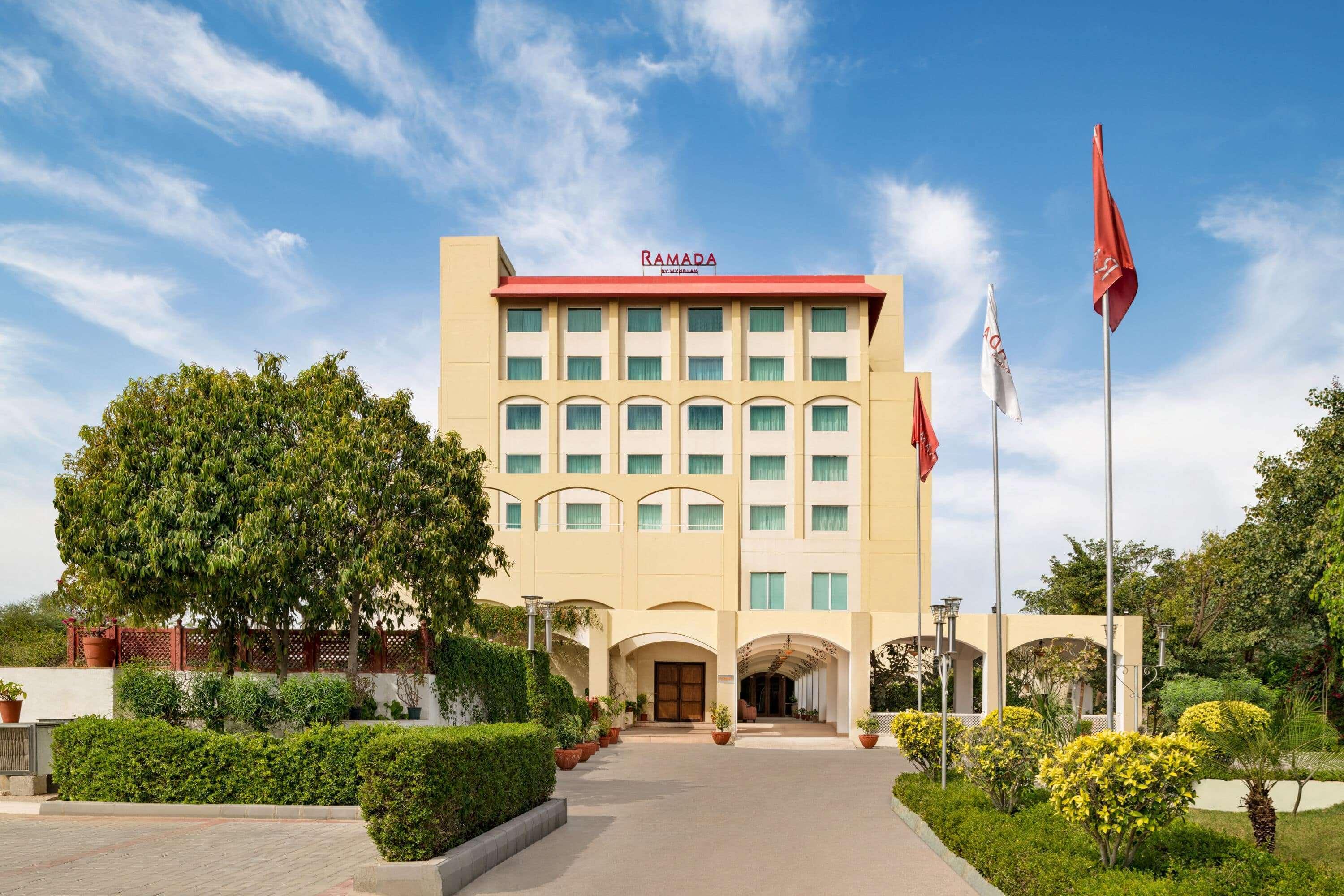 מלון Ramada By Wyndham Jaipur Jaisinghpura מראה חיצוני תמונה